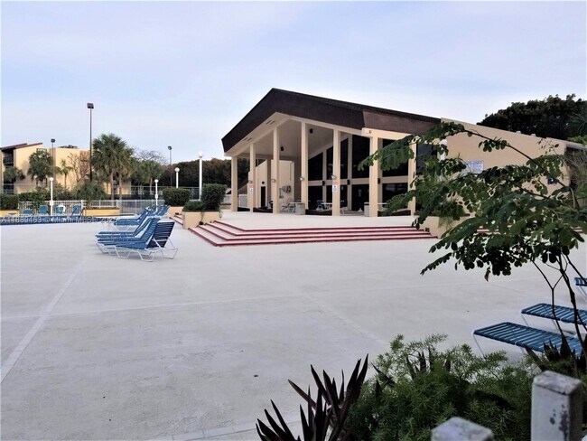 Building Photo - 14201 N Kendall Dr
