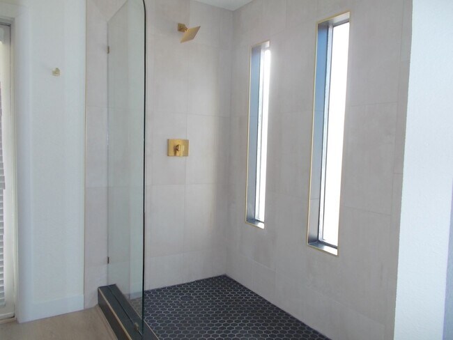 Building Photo - Elegant upstairs condo with modern upgrades and private balcony.