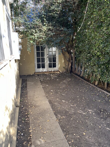 Backyard / garage - 502 N Kingsley Dr