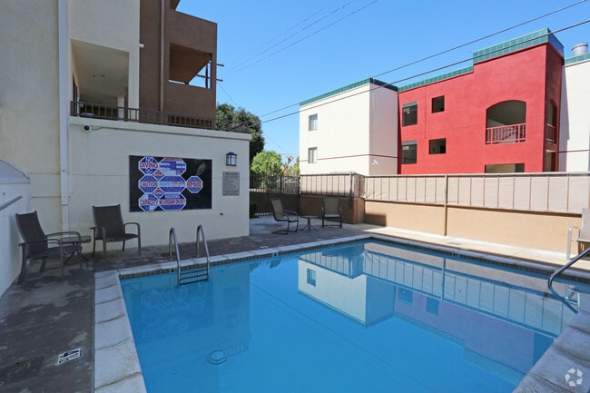 Pool - Villa Vincennes Apartments