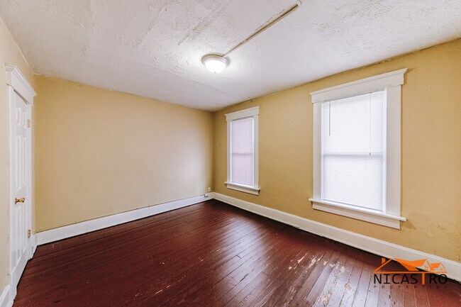 Building Photo - 138 E 11th Ave