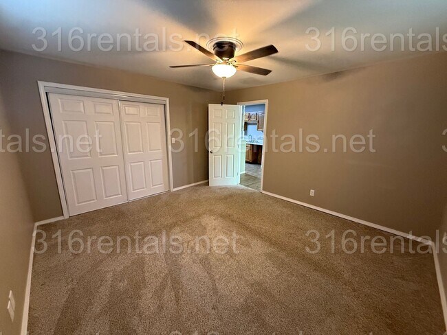 Building Photo - $1400 - 3 bedroom / 1 bathroom - Single Family Home