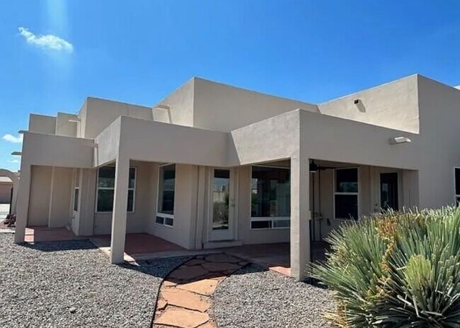 Building Photo - Adorable Towhhome Located off Foothills