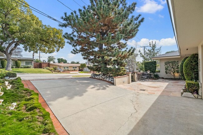 Building Photo - Mid-Century modern 3bd 2ba home located in...