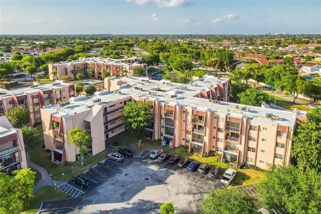 Building Photo - 13715 Kendale Lakes Cir