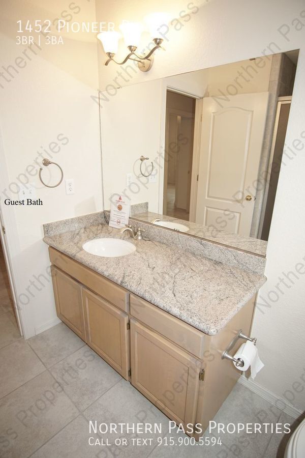 Building Photo - Gorgeous 3BDR Westside Home!