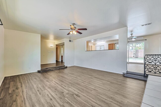 Building Photo - 3820 Grandview: Spacious 4-bedroom, 2-bath home with large bedrooms and no carpet