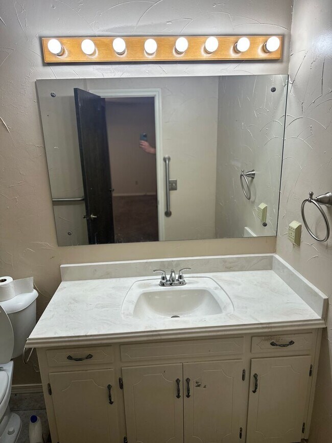 Building Photo - Available Now!  3-Bedroom, 2-Bathroom Spri...