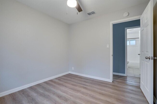 Building Photo - 600 Bramble Dr