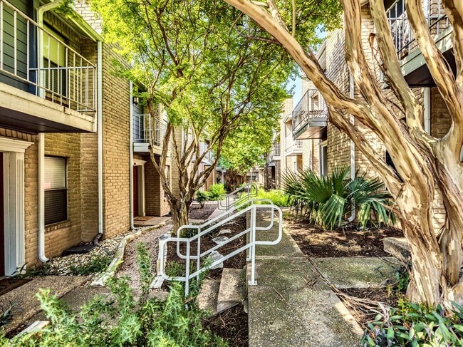 Building Photo - Charming & Modern 2/BR and 2/BA Home Near ...