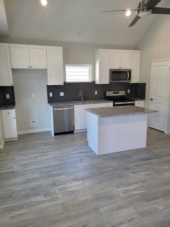 Building Photo - 11750 White Cedar St