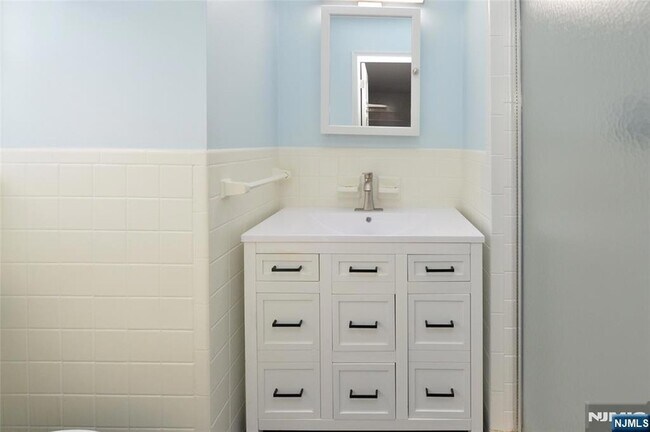 Building Photo - 27-14 Berdan Ave