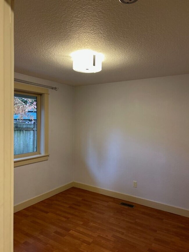 Building Photo - Burnt Bridge Creek 4 bedroom- Single Level