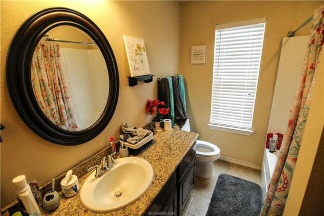 Building Photo - Spacious 4 Bedroom, 3 Bathroom House in Horse Haven!