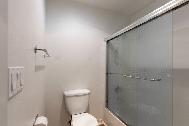 Building Photo - 9729 NW Miller Hill Dr