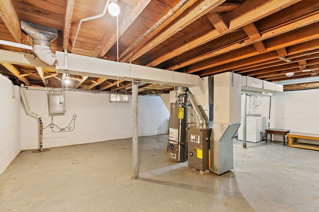 Building Photo - 1105 Woodlawn Cir