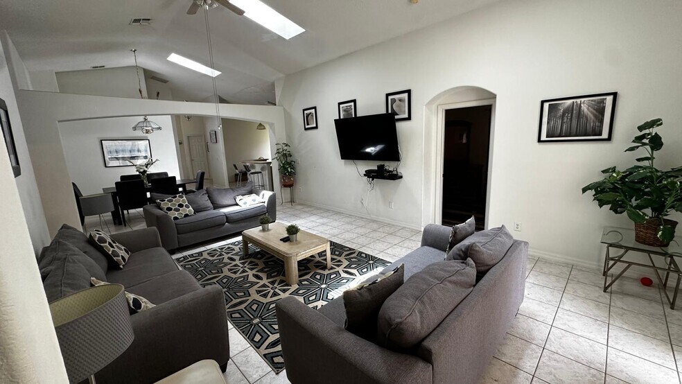 Living room - 2651 Oneida Loop