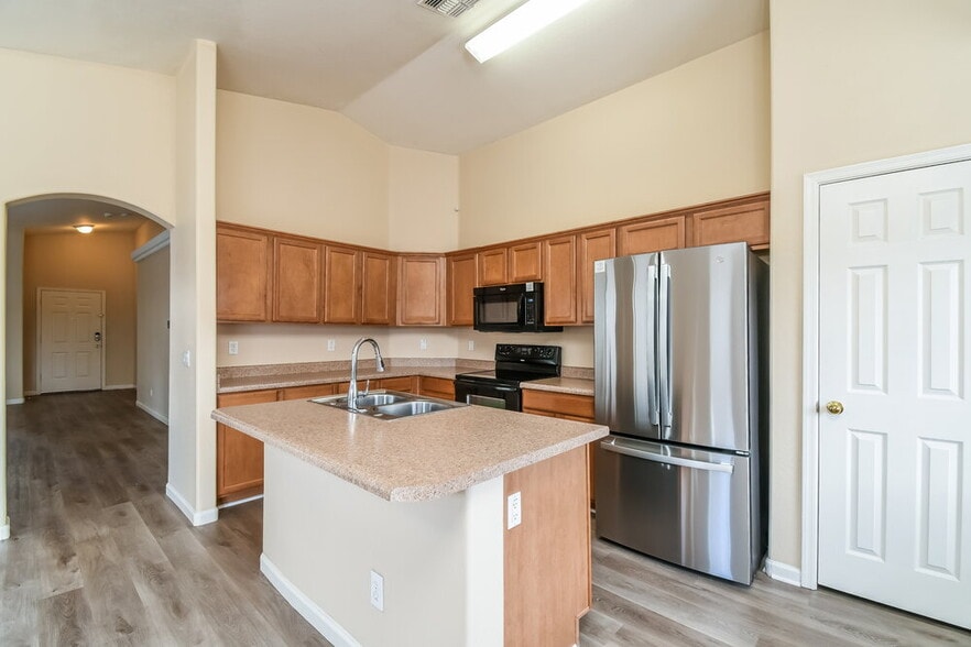 Building Photo - 5509 S 34th Ave