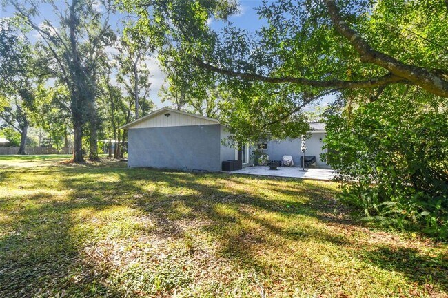 Building Photo - 6005 Lakeside Dr