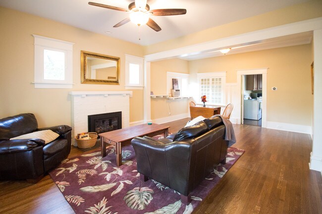 Building Photo - 1321 E Isaacs Ave