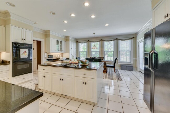 Building Photo - 211 Kestwick Dr W