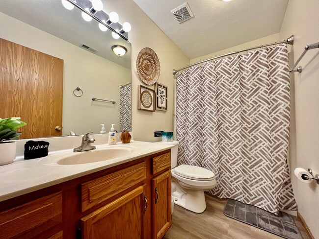 Building Photo - Lovely remodeled 2 bedroom in Middletown, ...