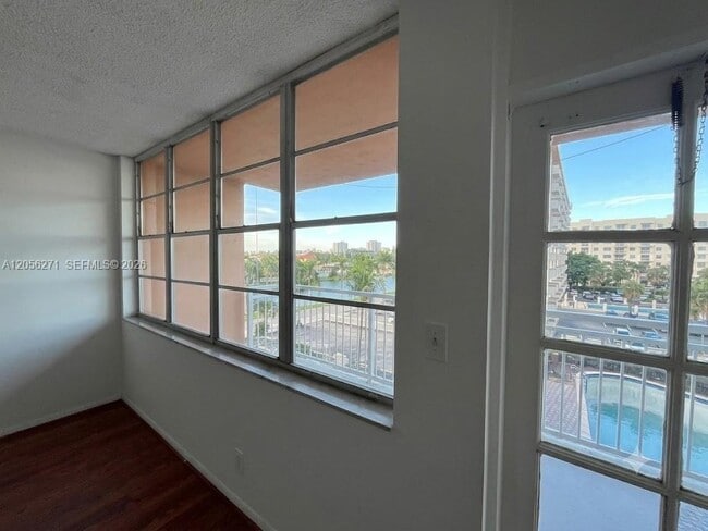 Building Photo - 2025 NE 164th St