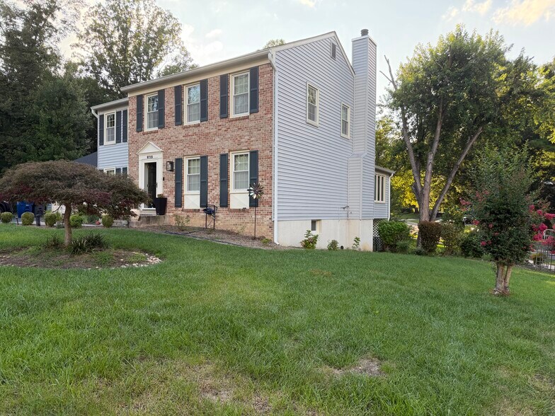 Building Photo - 8715 Shadowlake Way