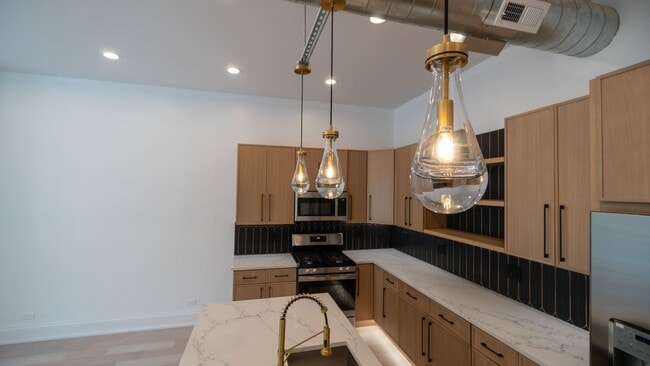 Building Photo - Stunning 3-Bedroom, 2-Bath Gem with In-Unit Washer/Dryer! Discover Uptown Living.