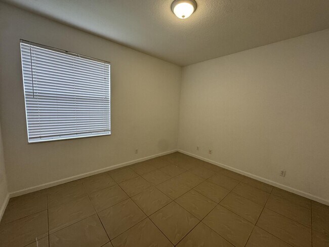 Building Photo - 1804 SW Jamesport Dr