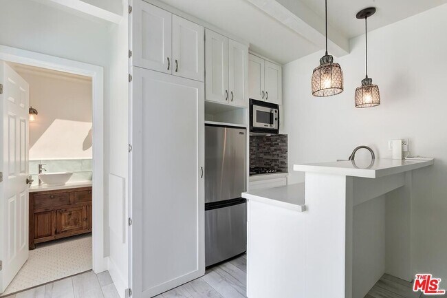 Building Photo - 3493 Mandeville Canyon Rd