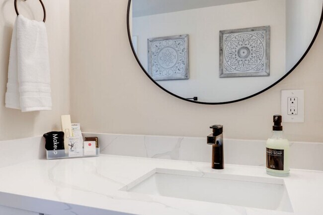 Building Photo - 6404 47th Ave SW