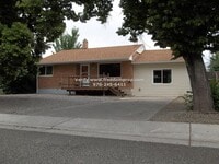 Building Photo - Larger home with convenient location - Col...