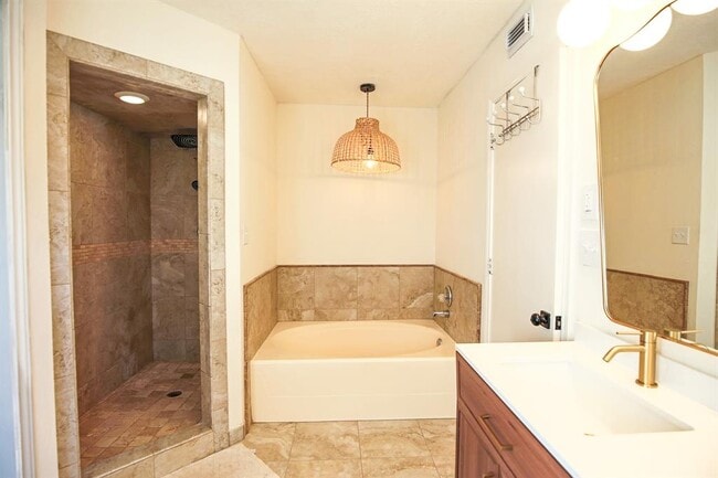Building Photo - 708 Cowal Dr S