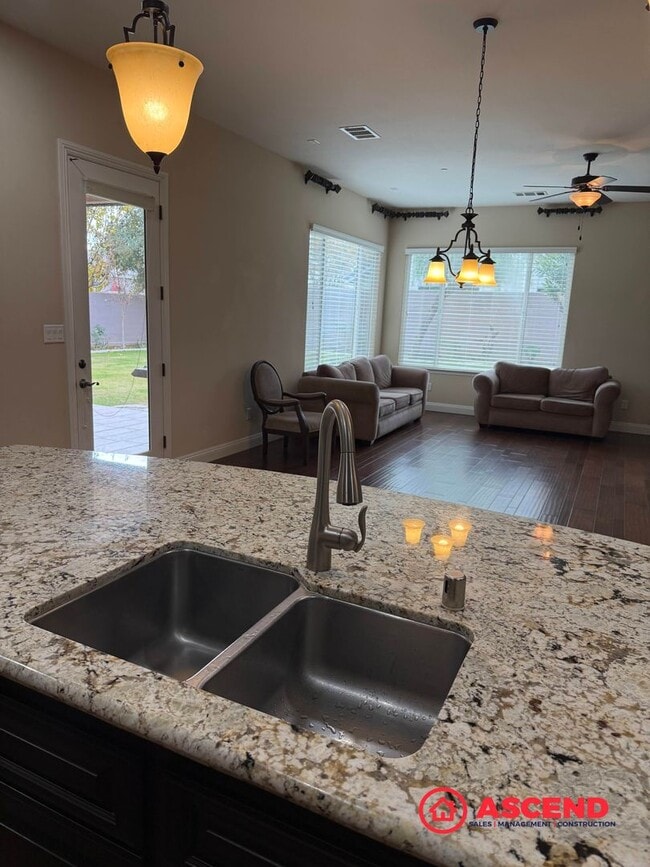 Building Photo - Stunning 4 bedroom + office in Seven Oaks!