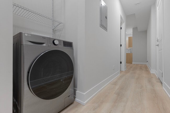 Building Photo - 1456 W Fargo Ave