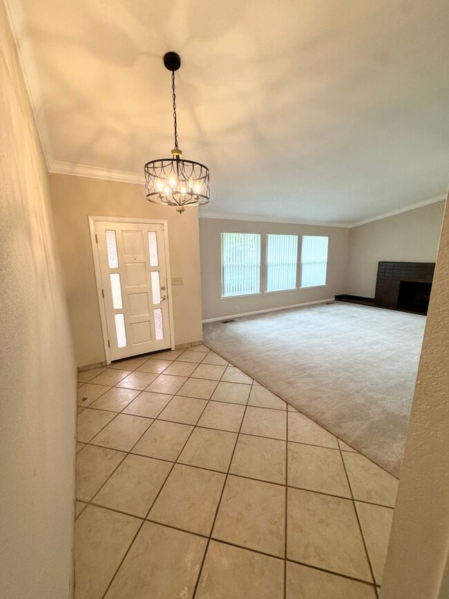 Building Photo - THREE BEDROOM TWO BATH  HOME in the Pocket...