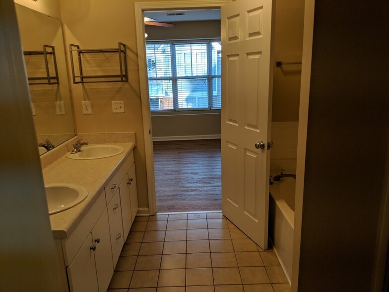 Master 1 Double vanity bathroom with separate shower and tub - 3381 Weston St