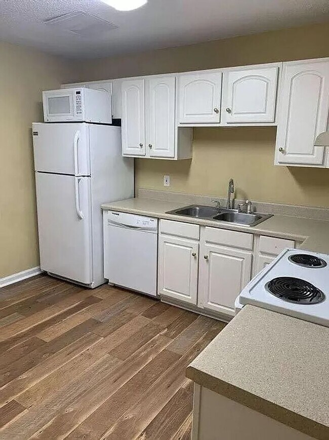 Building Photo - 2BR Condo Overlooking UGA Golf Course | On UGA Bus Line | Minutes to Campus