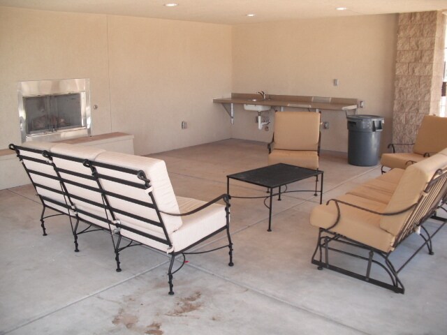 Building Photo - 4071 N Sommerset Ave