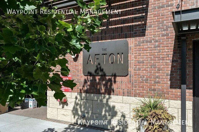 Building Photo - 880 W River St