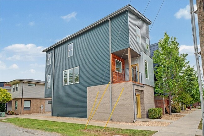 Building Photo - 644 SW B St