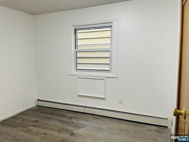 Building Photo - 303 N 3rd St