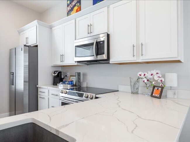 Building Photo - Flexible Lease Lengths! Furnished Southside Townhome