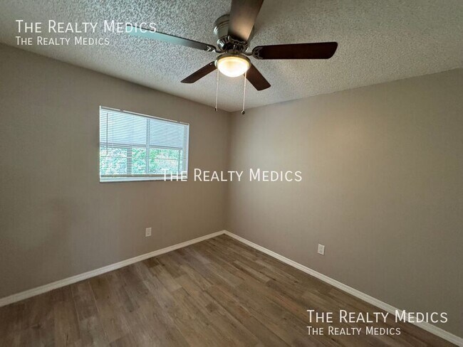 Building Photo - 836 W Rosewood Ln