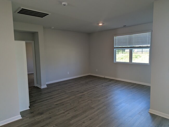 Building Photo - 1017 Midpoint Ln