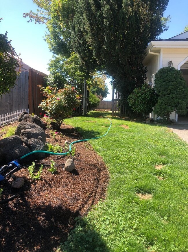 Building Photo - Well Maintained 3 bedroom, 2 bath house in...