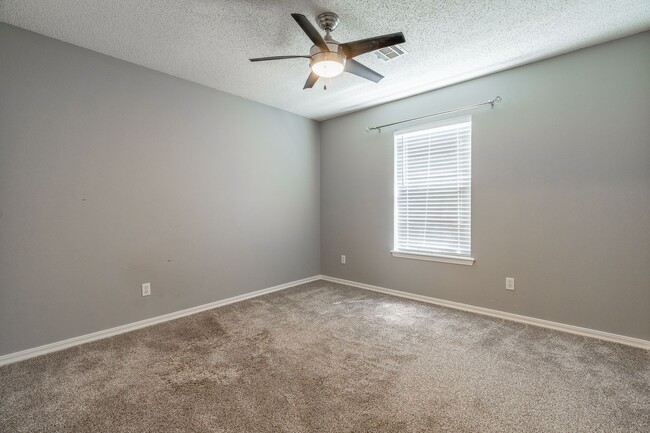 Building Photo - 3 Bedroom 2 Bath Beautiful West Fayetteville home!! Great Location, Great yard!!