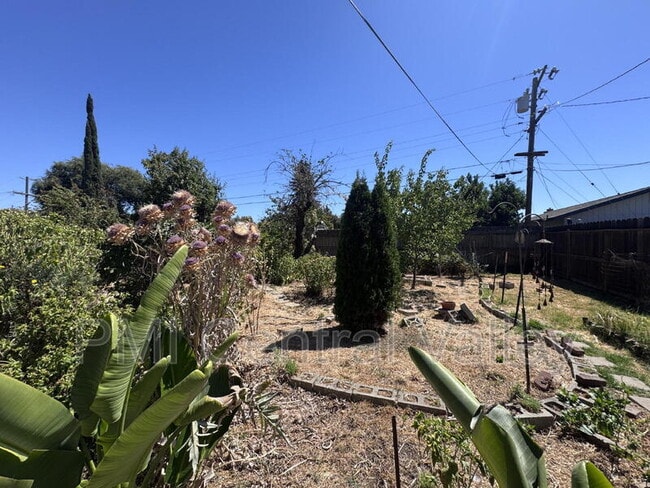 Building Photo - 4650 Dahlia Dr