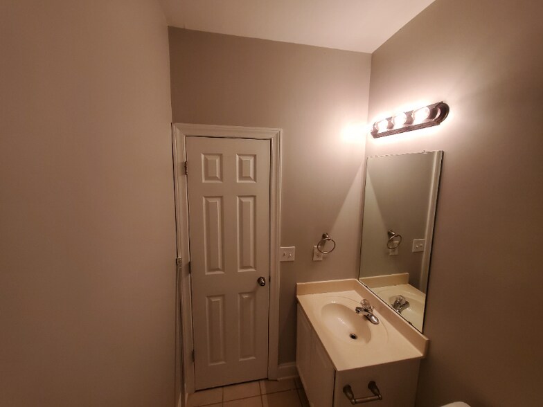 Building Photo - 9050 Bayrose Cir